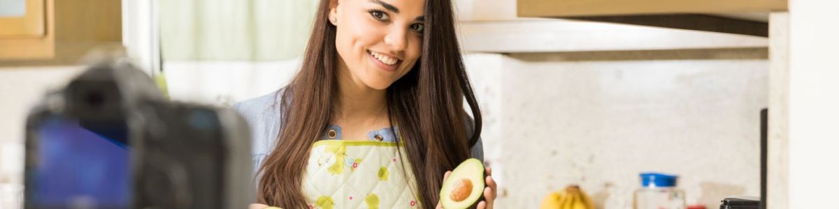 mujer-en-la-cocina-grabando-un-tutorial-alternativas-para-ganar-dinero-siendo-jovenes