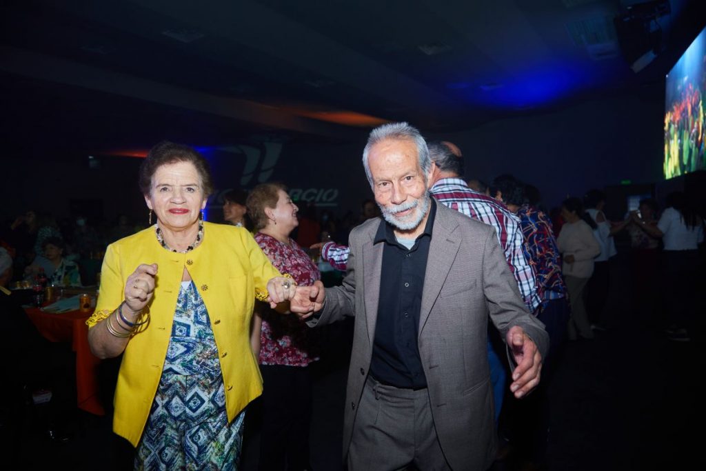 Una pareja de pensionados bailando